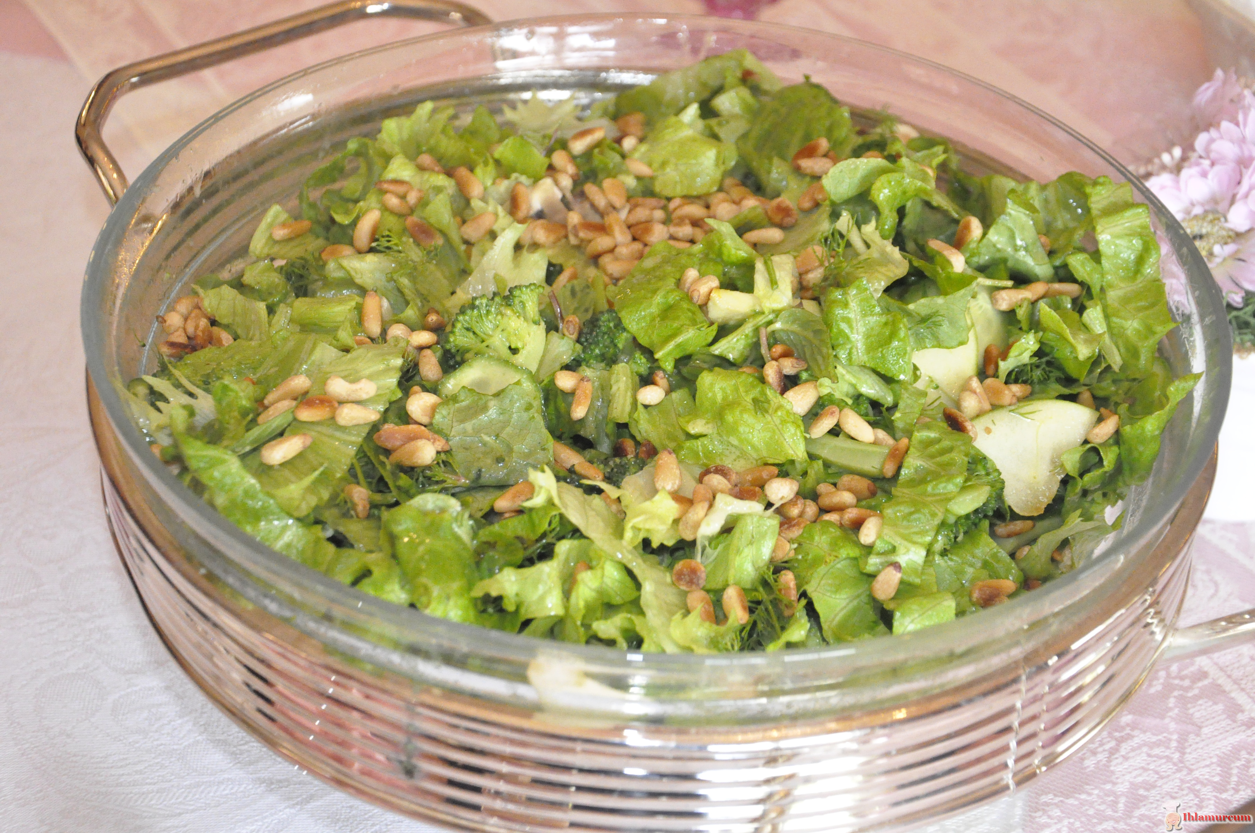 Fıstıklı Brokolili Mevsim Salatası