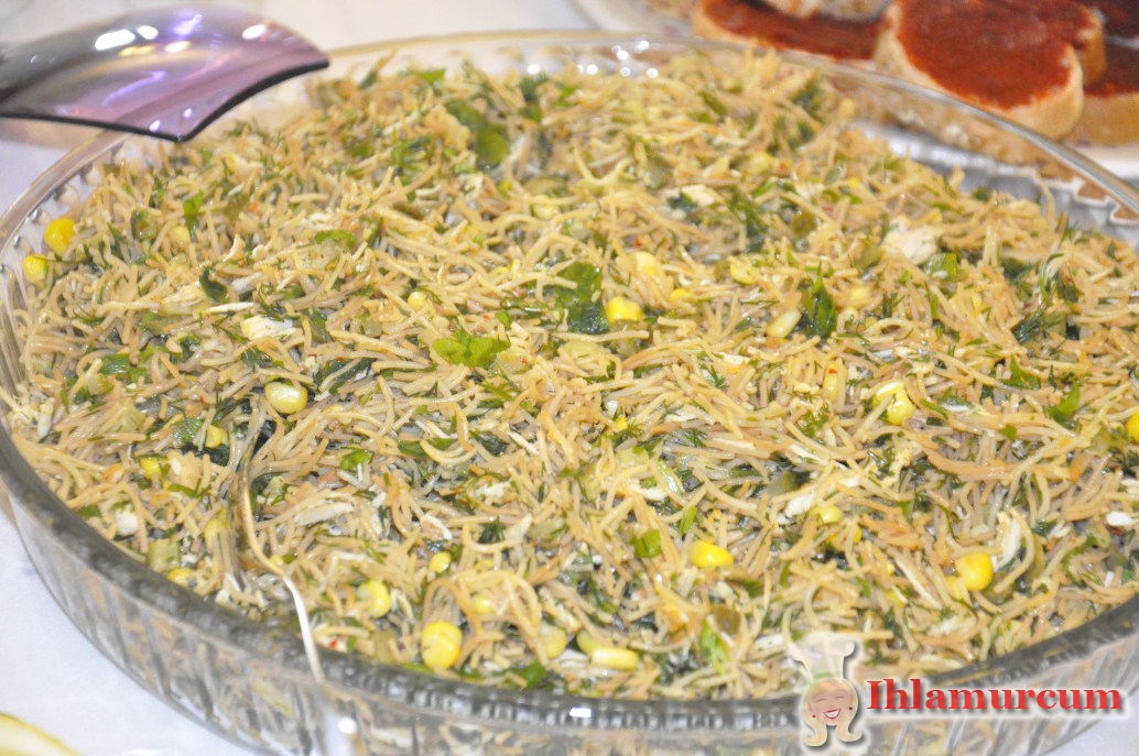 Tel Şehriyeli Tavuk Salatası